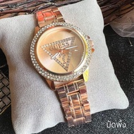 นาฬิกาข้อมือแฟชั่นผู้หญิงสาย pink gold. หน้าปัดล้อมเพชรถ่ายรูปจากงานตัวจริงของมีพร้อมส่งกันน้ำได้ 70% มีกล่องโบว์แถมให้ฟรีมีของแถมให้ทุกออเดอร์ค่ะ.