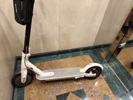 白色小米電動滑板車