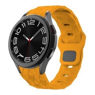 全城熱賣 - 適用於三星Galaxy Watch 6 / 6 Classic 足球紋反扣硅膠錶帶（暗黃）