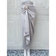 rok lilit kain serut polos satin silky bawahan kebaya maroon &amp; lainnya - silver