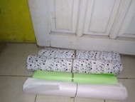 kertas layangan putih sama motif kado hijau isi 100 lembar jadi 100 layangan