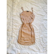 Second-hand thrift y2k 2hand soft vintage beige silk chiffon dress