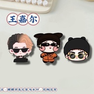 【Ready stock】王嘉尔周边q版胸针卡通创意亚克力同学朋友可爱书包手机挂件Wang Jiaer's peripheral Q-version brooch cartoon creative Y