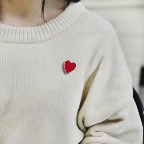 Women Brooches Fashion Red Heart Lover Enamel Pin Denim Jackets Bags Lapel Pins Cartoons Badge for W
