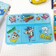 正版現貨🐽蠟筆小新 四格萬用盒 動感超人 小物收納盒 小白 小葵 巧克比 藥盒 隨身收納盒 小物盒 4格藥盒 台灣製
