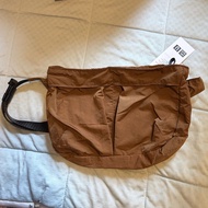 🌟全新未用過有現貨，不用再問有冇🌟 黃色 Uniqlo C 男女通用 可收納斜背包 484086 方便 單肩斜孭袋   ⚠️不議價⚠️