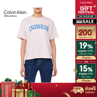 [999.-] CALVIN KLEIN เสื้อยืดคอกลมแขนสั้นผู้หญิง Boxy Varsity Logo T-Shirt ทรง Boxy รุ่น 47B822G 2NT