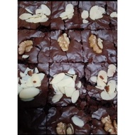 Kek Brownies Cikedut kacang almond flakes n welnut
