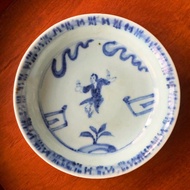 中國 清三代青花瓷人物藤蔓紋淺碟│ 質樸淳美  民窯燒製 多福氣