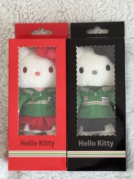 🇯🇵日本直送🇯🇵超人氣 Hello Kitty x 日本 7-11 經典綠色店員制服🌟搭配紅色或黑色造型🌟細節精緻🌟極具收藏價值🌟一套兩個不散賣🌟