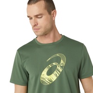 ASICS :  ASICS SPIRAL GRAPHIC SS TEE MEN TRAINING เสื้อ ผู้ชาย เสื้อ เสื้อคอกลม ของแท้  SERPENTINE GREEN