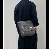 ISSEY MIYAKE 三宅一生BAOBAO 5x6 單肩斜背兩用包 炭灰色 