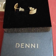 Denni gold-toned curved stud earring with pavé-set crystals Subang melengkung bertona emas Denni den