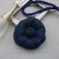 丹寧山茶花胸針