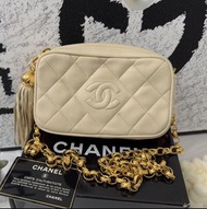 Chanel vintage mini 奶白色羊皮金球流蘇雕花金鍊相機包。整體成色很好，有標，2開