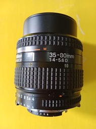 😊Nikon AF Nikkor  35-80mm f4-5.6D, 自動對焦但是可以使用手動對焦相機，適合 AI， AIS (有光圈操控環) 鏡頭通透,  沒有花，沒有發霉，但是裏面有很輕微不經意的霞請看照片，不過平常室內光線是看不見霞的。 鏡片用上多層加膜技術,  鏡片呈現深沉綠色紅色加膜，色彩表現比早期琥珀色腹 Non AI 冷調和淡色會更勝一籌👍。可以用上手動機械快門的相機如 FM, FM2 ，給仔女多時間學習攝影,  從菲林相機開始,  菲林相機衹是需要認識光圈,  快門,  對焦三部曲,