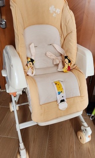 Combi Japan High Chair 搖椅 連墊 及 安全帶 無餐桌