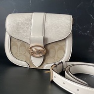98新 Coach Georgie Saddle Bag In Signature Canvas 白色拼logo 馬鞍袋