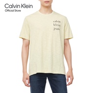 [999.-] CALVIN KLEIN เสื้อยืดคอกลมแขนสั้นผู้ชาย Spaced Logo Graphic ทรง Regular รุ่น 4RB823G RLV - ส