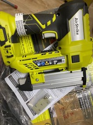 RYOBI ONE + 18V P318 AirStrike 23-Gauge 1-3 / 8 In鋰電蚊針釘槍。可以轉換器用Makita電池