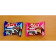 Cocopie Dark Chocolate Flavoured dan Cocopie Strawberry Flavoured.
