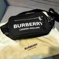 【8成新】㊣✨ Burberry✨（附防塵袋）博柏利 TB 黑色 印字 胸包 腰包/二手精品/保證正品