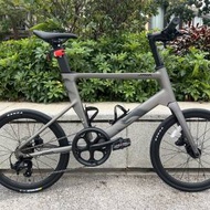 2025 全新款 JAVA CL2 7速 桶軸碟剎碳前叉20吋451 鋁合金小輪徑車 送水架前後蛙燈叮叮