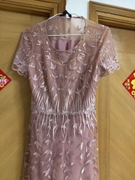 晚宴服，飲衫Embroidered Floral Midi Dress