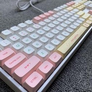 104鍵馬卡龍白粉黃機械鍵盤青軸水蜜桃軸辦公遊戲靜音XDA粉嫩甜美