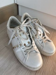 Valentino 窩釘小白鞋