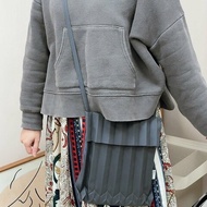 【現貨】me ISSEY MIYAKE 樹幹褶皺斜背包 炭灰色