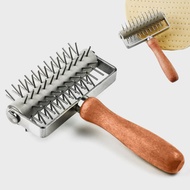 ล้อสแตนเลสพิซซ่าขนมปังเข็มเจาะลูกกลิ้งพาย Pastry Dough Roller พร้อมที่จับไม้สําหรับอุปกรณ์เบเกอรี่