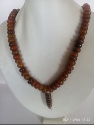 天然老黃玉15mm 24寸算盤子珠串，配上一點五寸瑪瑙蓮師法帽天珠。no.4.10.21