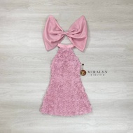 Miralyn เดรสสั้นผ้าดอกไม้3D แขนกุดคล้องคอมีกระดุมงานโชว์หลัง