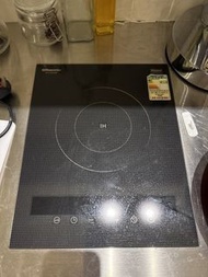 這是一台 Rasonic 樂信牌 的嵌入/座檯式單頭電磁爐，型號為 RIC-SNG28S。該電磁爐具有 2800W 的功率，並配有 2 級能源效益標籤。控制面板位於下方，包括定時、功率調節、溫度調節和