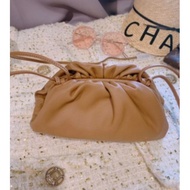 BOTTEGA VENETA BUTTER calfskin POUCH 20 clutch cloud bag dumpling bag brown crossbody bag 585852 spot