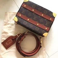 【雙十一品牌折扣店】LV x NBA Handle Trunk男女同款·單肩包 斜挎包 盒子包 手提包 相機包