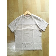 Gray T-shirt 8 seconds