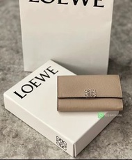 🔥99 新✨全港最平 ‼️正品任驗 ‼️ LOEWE Anagram Small Vertical Wallet 羅意威 沙色 鵝卵石紋 小牛皮 短銀包 人氣熱賣 💖👏現貨 正品任驗 #銀包 #短銀包