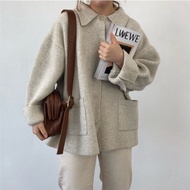 10.12 Silk And Gray Long-Sleeved Collar Coat. Five Wood Grain Buttons There Are Two Big Pockets Belo