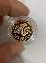 1989年戊辰蛇年精鑄金章， 為慶祝 1997年農曆蛇年而發行，章重量： 約 15.98 克（相當於 1/2 盎司金）。 成色： 通常為 .916 金（22K 金）。 直徑： 約 28.4 毫米。