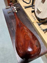 敦煌琵琶541型老紅木軸相改版 ，采用緬甸白酸枝制作，軸相是老紅木明清舊料（拆房子，老家具料）穩定性高，木紋清晰