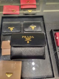 英國代購 英國直送 Prada outlet leather wallet 黑色 淺奶茶色 蝦粉色 銀包 水波紋 壓紋 logo 薄銀包 短銀包 散銀位 散紙 相片 信用卡 皮革 真皮 短夾 情侶裝 