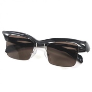 品相極佳的PRADA SPRA15方形鏡片太陽眼鏡，黑色鏡框，灰色鏡片，尺寸47□20（135公分），含示範鏡片、包裝盒、防塵袋和眼鏡盒。義大利製造。