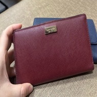 Kate Spade 薄款 鈕扣掀蓋防刮皮革中夾/長夾-酒紅色