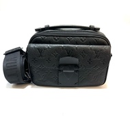 LV 黑牛皮壓紋S LOCK黑釦手提肩斜背郵差包M58489