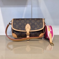 LV 原花Diane金釦下蓋手提肩斜背法棍包