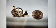 一 1 古早收藏  號角響起 法國號 造型 音樂人 紀念章 罕見少有