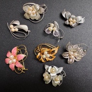 [3AKO_01] Flower brooch with 3 Japanese Akoya pearls - classic, elegant style