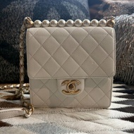CHANEL 珍珠金釦斜背鏈包 白